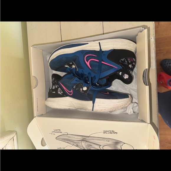 Nike Kyrie Low Size 9 - Picture 1 of 5
